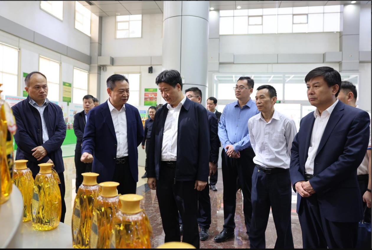 广东省市场监管局党组成员、副局长郭宇华一行来山东EBET易博网站集团调研