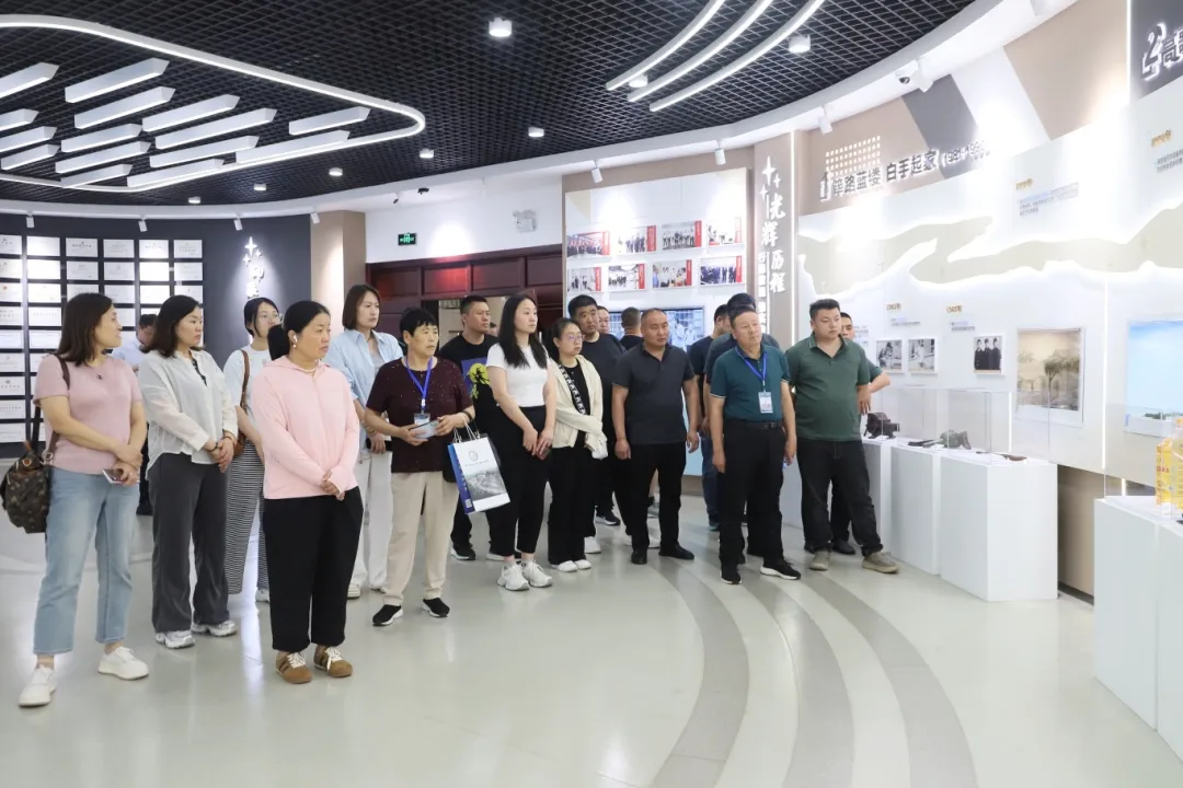 滨州北海经济开发区村(社区)党组织书记、村(居)委会主任和村党组织带头人后备力量示范培训班来山东EBET易博网站集团参观学习