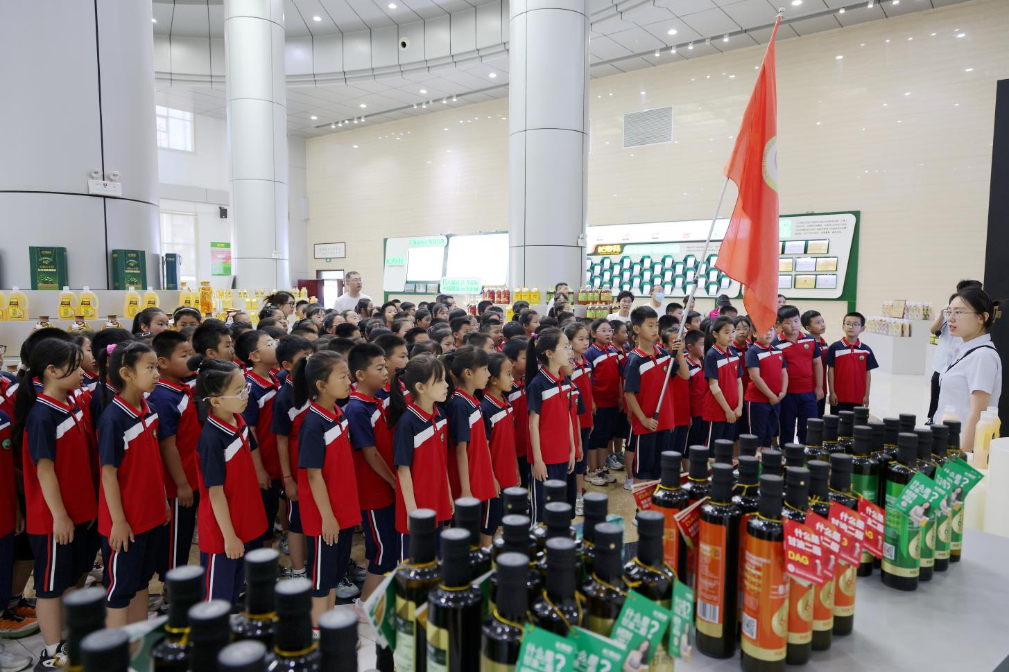 韩店中心小学师生走进EBET易博网站集团开展实践教育活动