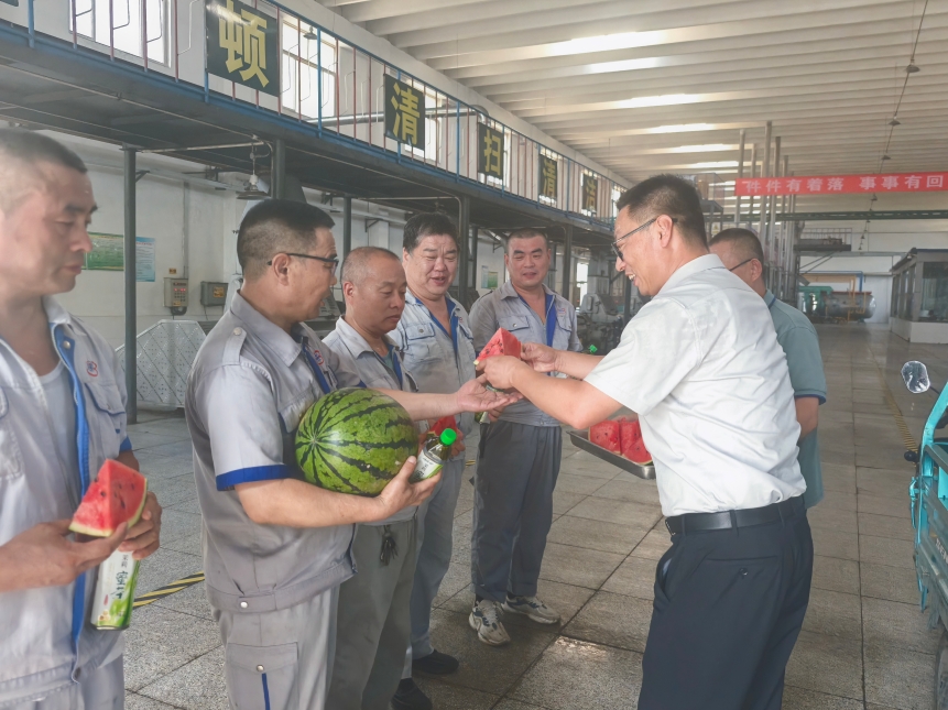 长寿花食品:炎炎夏日送清凉 情系一线暖人心
