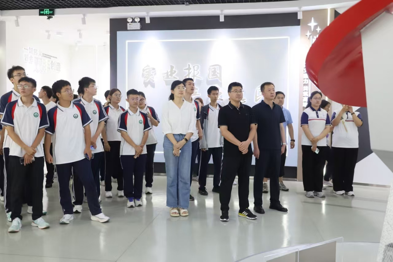 邹平市2025 年“家乡印记 梦想启航”——高三优秀师生看家乡主题教育活动走进山东EBET易博网站集团